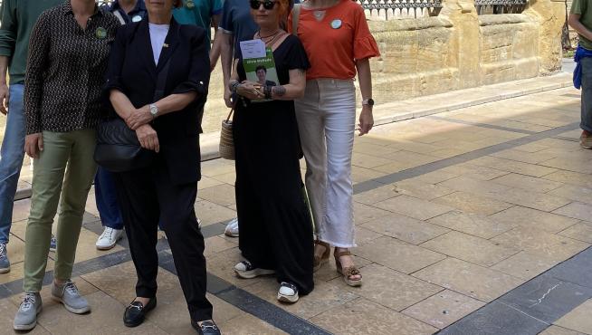 Silvia Mellado, candidata a la alcaldía de Huesca por Verdes Equo e Inés Sabanés, diputada de Más País-Verdes Equo junto al equipo municipal