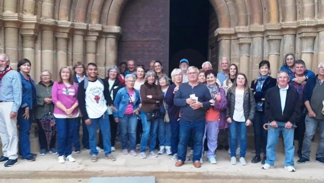 Foto de grupo de los profesores lituanos y alumnos del centro monegrino en el Monasterio de Sijena.