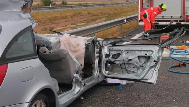 Estado del vehículo accidentado este jueves en la AP-2, en Fraga.