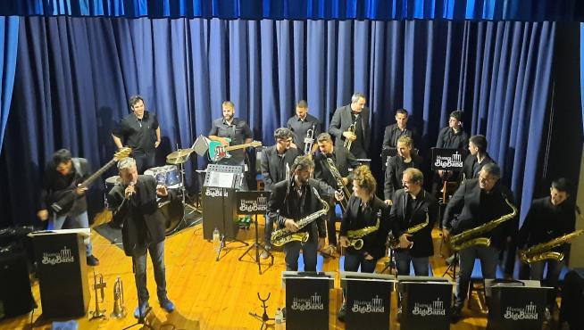La Huesca Big Band actuó en la Casa de la Cultura y consiguió implicar al público.