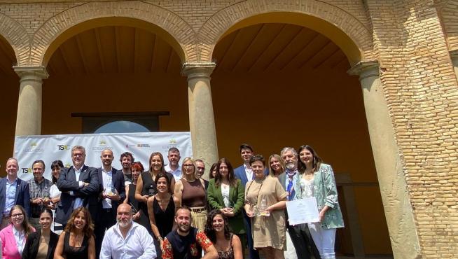 Autoridades, representantes del clúster y premiados, en el patio central del Museo de Huesca
