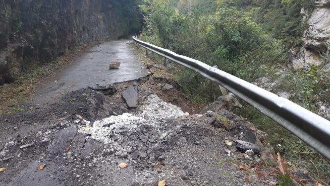 Carretera del cañón de Añisclo cortada por un desprendimiento.