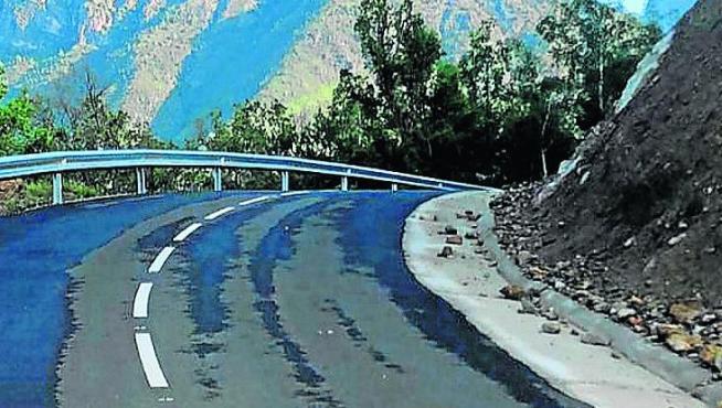 La carretera de acceso a Eresué se ha ensanchado y mejorado en su conjunto.