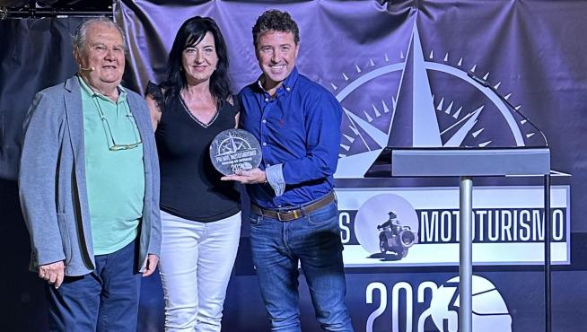 Valentín Requena, Gloria Pérez y Fernando Blasco recogen el Premio Mototurismo 2023 al Mejor Rincón.