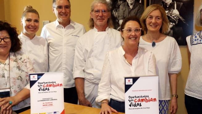 Integrantes del Lillas Pastia junto a trabajadores del equipo de Empleo de Cruz Roja.