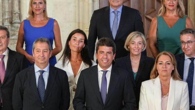 El presidente valenciano, Carlos Mazón, en el centro, junto a los consejeros nombrados este miércoles.