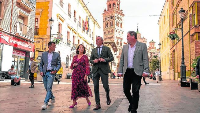 Jorge Azcón, junto a la alcaldesa Emma Buj, ayer en las calles de Teruel.