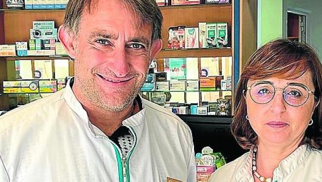 Carlos Anoro, de Sariñena, y Olga Valdovinos, de Castejón de Monegros, han abierto su farmacia en Robres.