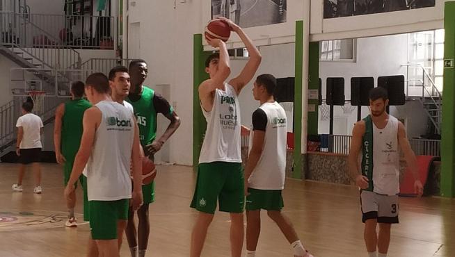 Los jugadores lanzan tiros libres en el entrenamiento de este viernes.