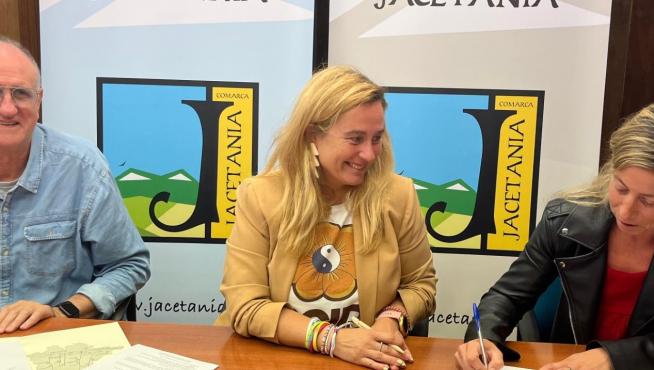 Juan Carlos Moreno, Olvido Moratinos y Sara Jarne, este miércoles en la firma del convenio.