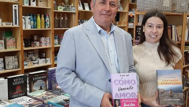 El subdelegado del Gobierno Carlos Campo visitó la librería Papeidea de Monzón.