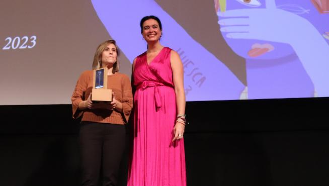 Yasmina Praderas ha recibido el Premio Pan y Rosas de manos de la alcaldesa, Lorena Orduna.
