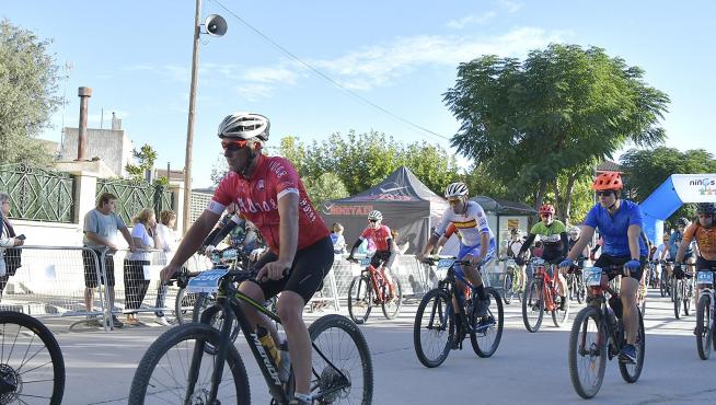 Salida de las rutas larga y corta de la marcha cicloturista de Aspanoa en Almudévar, este sábado.