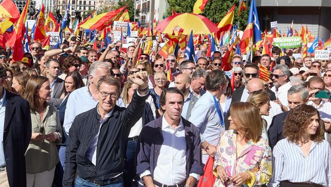 Alberto Núñez Feijóo, entre Rajoy y Aznar y escoltado por parte de la plana mayor del partido, saluda durante la manifestación organizada por el PP.