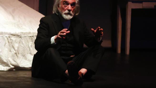 Ricardo Joven, interpretando la obra en abril de 2022 en el Teatro Olimpia de Huesca.