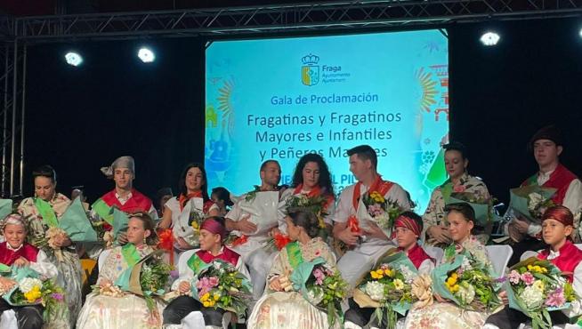 Foto de familia de los fragatinos, fragatinas y peñeros mayores, ayer en Fraga.
