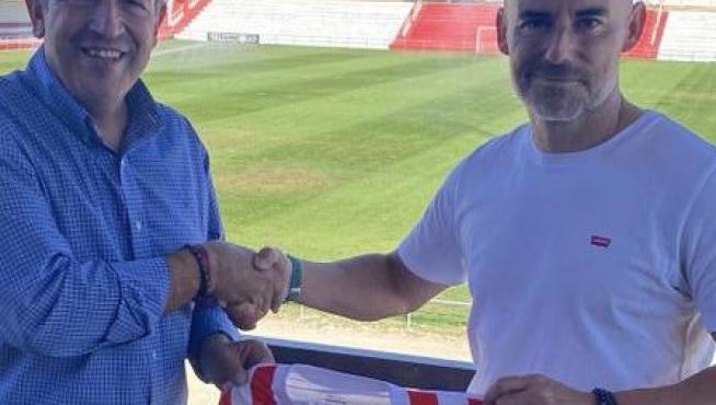 El presidente del club y Dani Martínez simbolizan el acuerdo