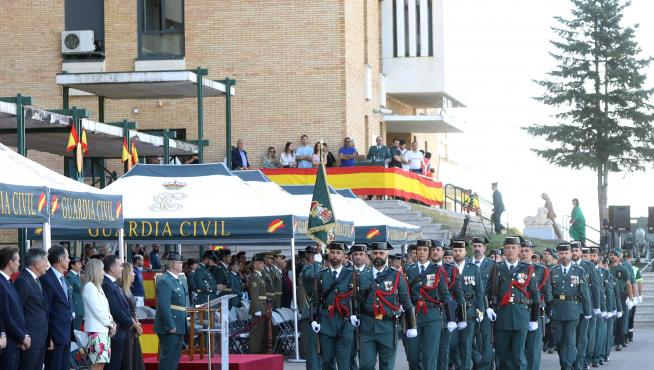 Desfile militar de la patrulla del acuartelamiento de la Comandancia de la Guardia Civil de Huesca, este jueves en el día de la patrona.