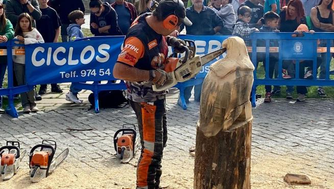 Abel de Vicente mostró sus habilidades en la talla de madera con motosierra.