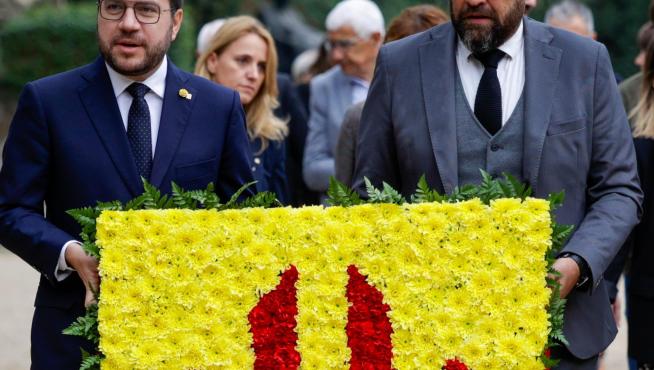 En el 83 aniversario de su ejecución, el Govern, ERC, el PSC, JxCat, los comunes y entidades soberanistas participaron en la ofrenda floral a la tumba de Companys en Barcelona.