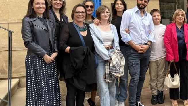 La consejera de Presidencia, Interior y Cultura, junto a miembros de la corporación municipal, del Centro Buñuel Calanda y la familia del director Luis Buñuel, este martes en Calanda.