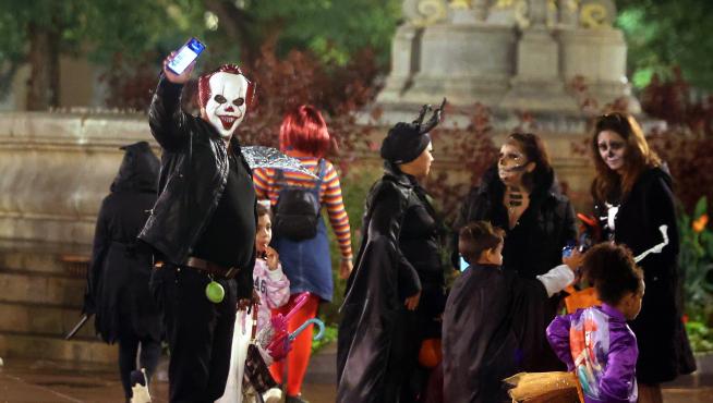 Vecinos de Huesca disfrazados, en la celebración de Halloween el año pasado.