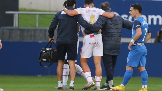 Momento en el que Rubén se retiró lesionado durante el partido de este domingo ante el Amorebieta.