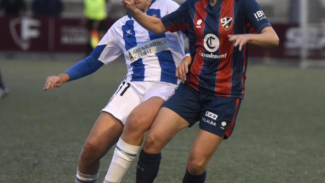 Laura Royo conduce un balón ante una jugadora del Espanyol