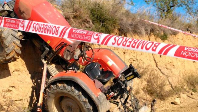 Imagen del tractor accidentado en Salas Altas.