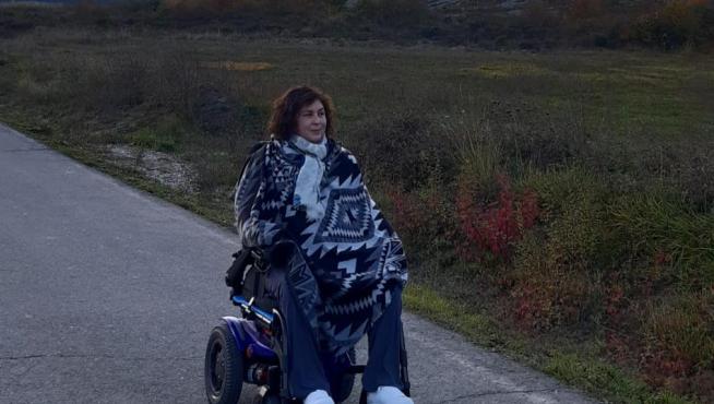 Vanesa Ramón da un paseo por la carretera vieja de Yebra de Basa.