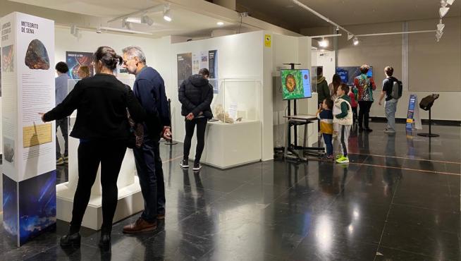 Exposición recién inaugurada sobre meteoritos en el Centro Ibercaja Huesca