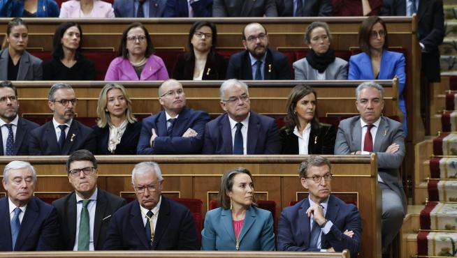 Alberto Núñez Feijóo junto a los diputados de la formación escuchan la intervención del rey Felipe VI en la solemne apertura de la XV Legislatura.