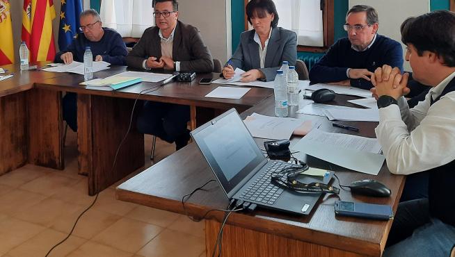 Representantes municipales reunidos en el Consejo General de Ribagorza.