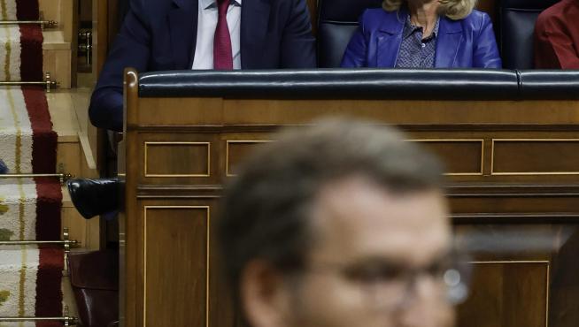 Feijóo y Sánchez, al fondo, durante la sesión de control al Gobierno de este miércoles.