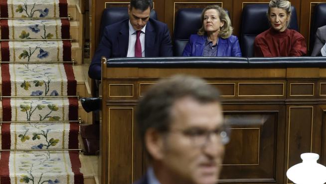 Feijóo y Sánchez, al fondo, durante la sesión de control al Gobierno de este miércoles.