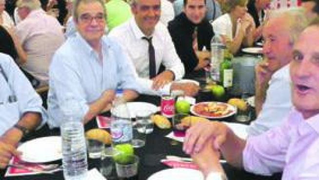El alcalde Luis Terrén y César Alierta, en la mesa de autoridades, durante una comida popular en las fiestas de Villanúa en 2016