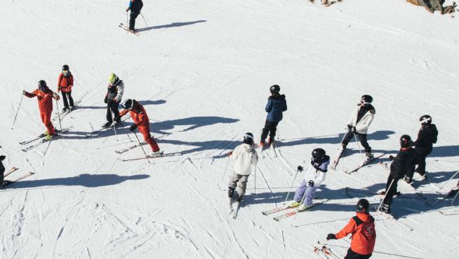 Un grupo de esquiadores en la estación de Candanchú, este viernes.