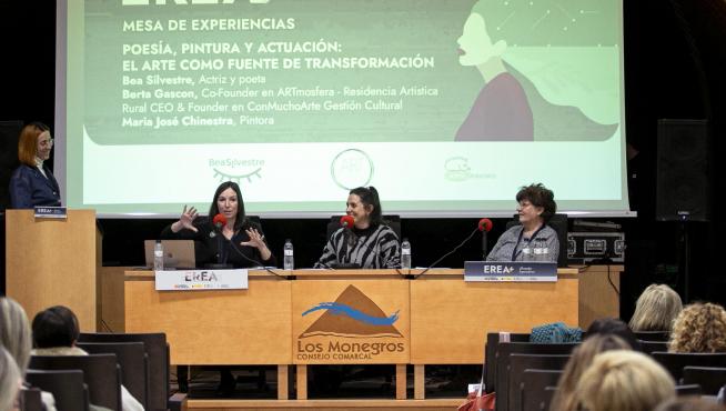 En la mesa, de izquierda a derecha, Bea Silvestre, Berta Gascón y María José Chinestra.
