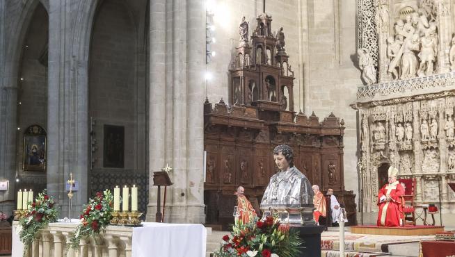 Vista del altar mayor de la catedral durante la misa en honro a San Vicente.