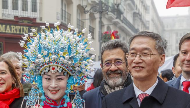 Autoridades políticas en el pasacalles de celebración del año nuevo chino en Zaragoza