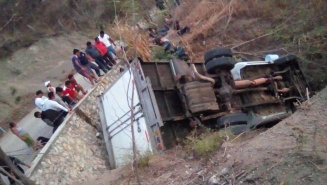 Al menos 25 migrantes centroamericanos mueren al volcar un camión en México