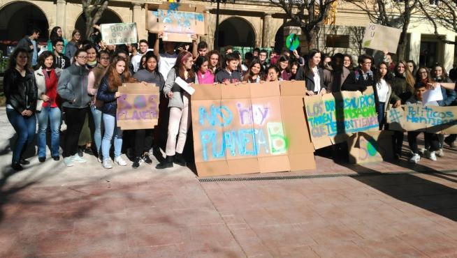 Los alumnos de Secundaria llevan a la calle su preocupación por el cambio climático