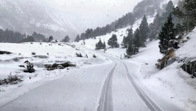 La nieve regresa al valle de Benasque un mes después del último temporal
