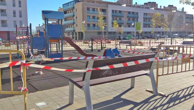 Vecinos se quejan por el cierre dos semanas de un parque infantil del barrio de Los Olivos de Huesca
