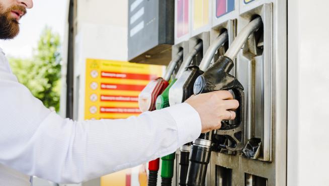 El precio de los carburantes suma diez semanas al alza y se encarece un 8% desde los mínimos de mayo