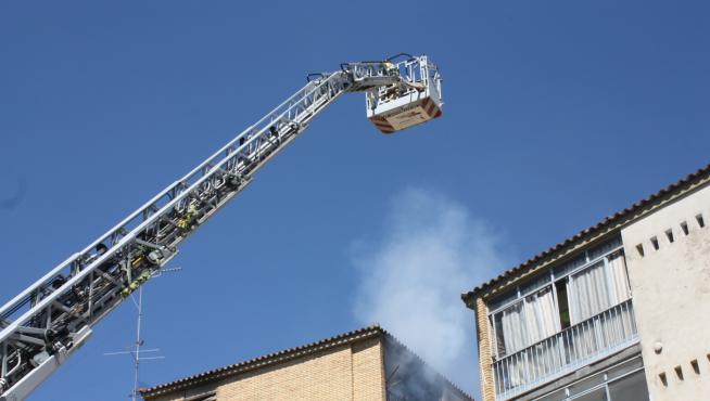 Incendio en el barrio del Perpetuo Socorro de Huesca, en una casa con bombonas de butano