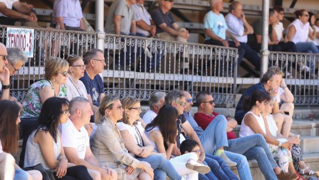 La Peña Taurina Oscense celebró en la plaza su anual fiesta del socio