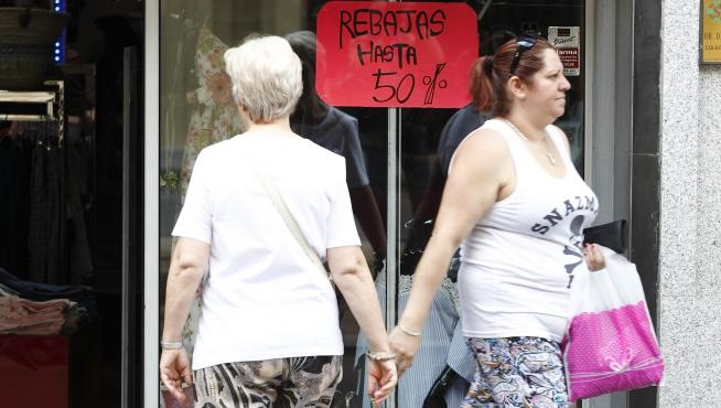 Consumo de Aragón recomienda evitar las compras por impulso y comparar precios durante las rebajas