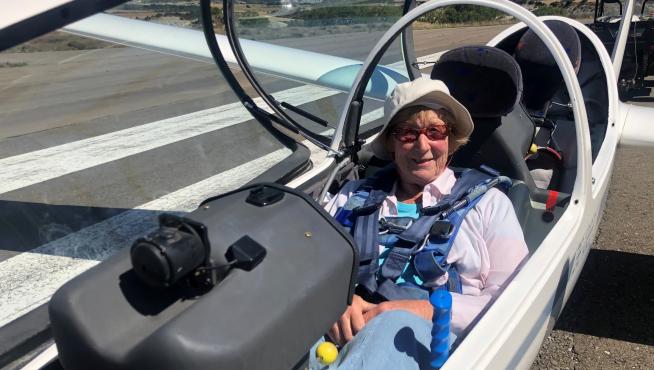 Hillary Davey, con 82 años, demuestra en Santa Cilia de Jaca que el vuelo sin motor no tiene edad