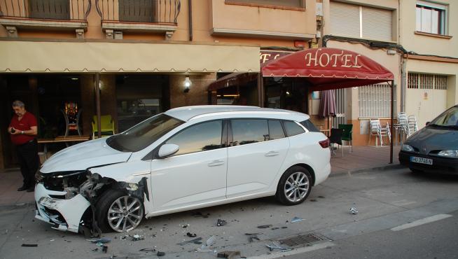 Un vehículo choca con otro y lo empotra en la terraza del Hotel Sariñena